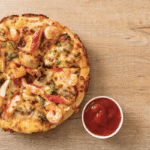 pizza-aux-fruits-mer-crevettes-poulpe-moules-crabe-plateau-bois_1339-138688